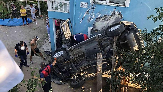 Otomobil evin bahçesine uçtu: 1 ölü, 3 yaralı