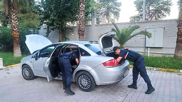 Otomobil içinde uyuşturucu madde kullanan 5 kişi yakalandı