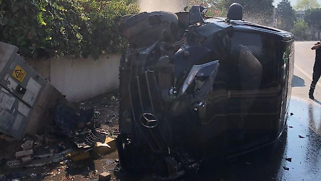 Otomobil ile çarpışan hafif ticari araç devrildi: 1 yaralı