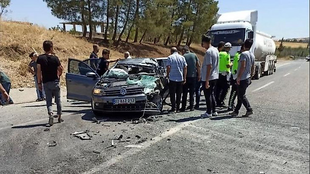 Otomobil ile kamyon çarpıştı: 4 yaralı