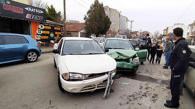 Otomobil ile kamyonet çarpıştı: 3 yaralı