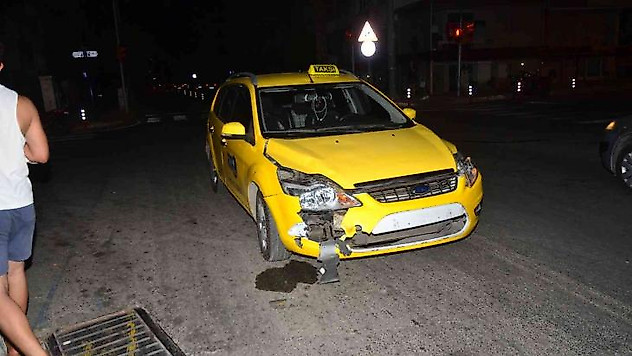 Otomobil ile motosiklet çarpıştı: 1'i ağır 2 yaralı