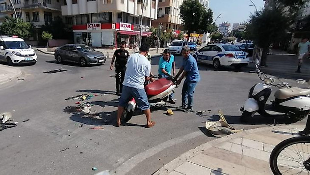 Otomobil ile motosiklet çarpıştı: Baba ve oğlu ölümden döndü