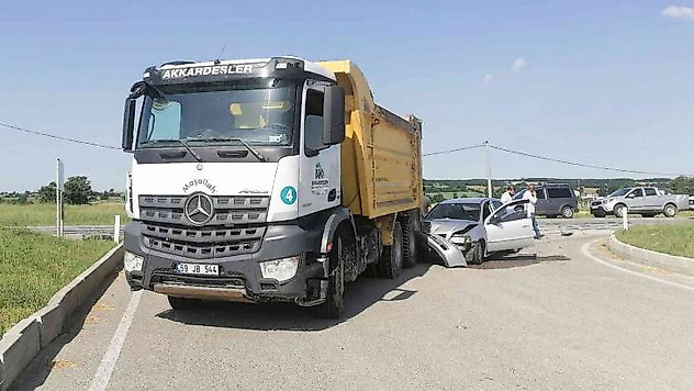 Otomobil kamyona arkadan çarptı: 1 yaralı