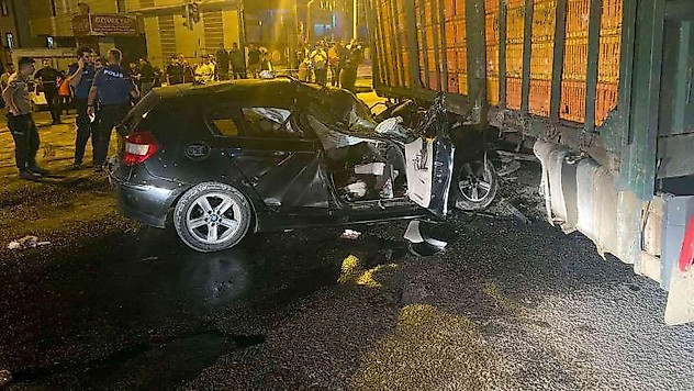 Otomobil, kamyona ok gibi saplandı: 1 ölü, 1 yaralı