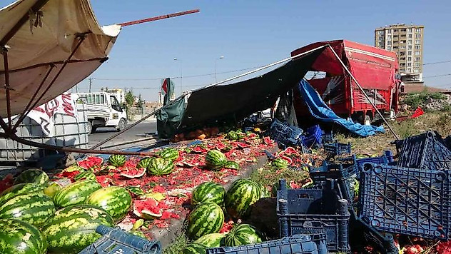 Otomobil karpuz sergisine daldı: 1 ölü
