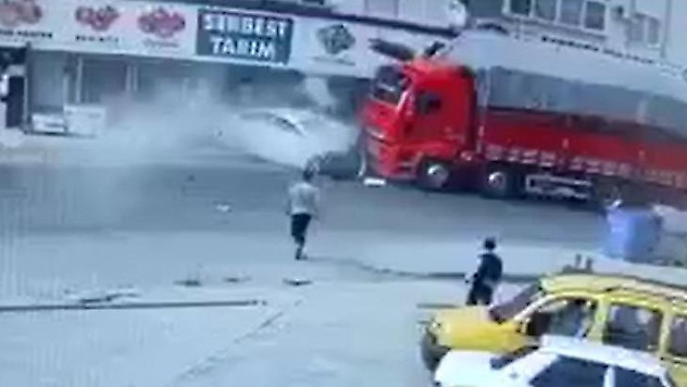 Otomobil karşı şeride geçerek tır ile çarpıştı: 1 ölü,1 yaralı