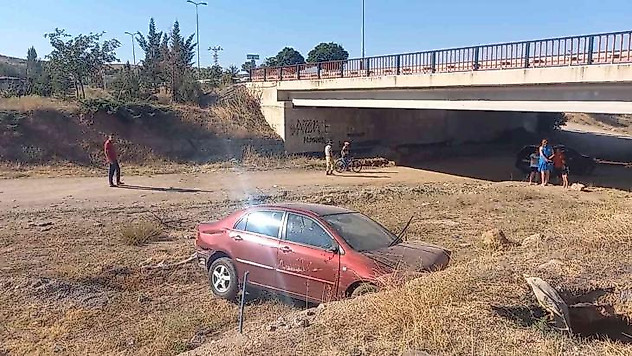 Otomobil köprüden uçtu, sürücü ağır yaralandı