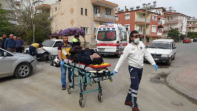 Otomobil motosiklete çarptı: 2 yaralı