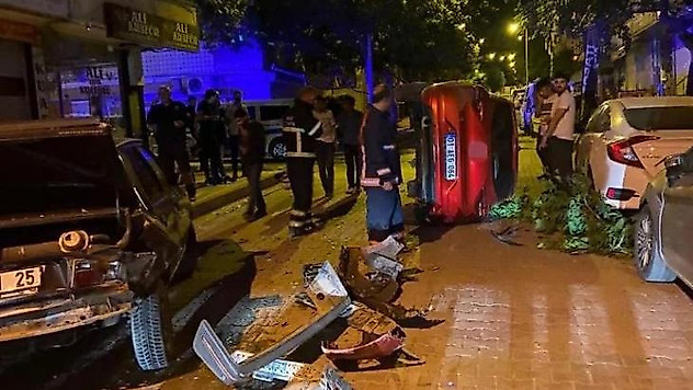 Otomobil önce ağaca, sonra park halindeki araca çarparak durabildi