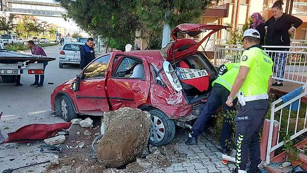 Otomobil, park halindeki otomobilin üzerine uçtu