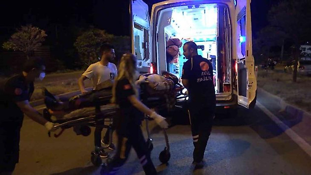 Otomobil refüje çarptı: 2 yaralı