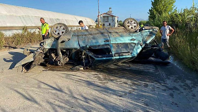 Otomobil sulama kanalına çarpıp yan yattı, 3 kişi yaralandı