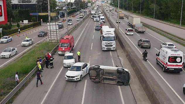 Otomobil takla atıp yan durdu, kilometrelerce kuyruk oluştu