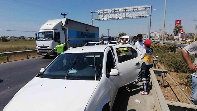Otomobil ticari araca arkadan çarptı, hamile kadın hastaneye gitmeyi kabul etmedi