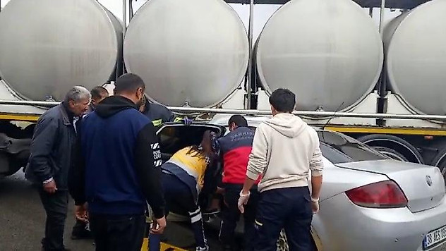 Otomobil tır dorsesine saplandı: 1'i ağır 3 yaralı