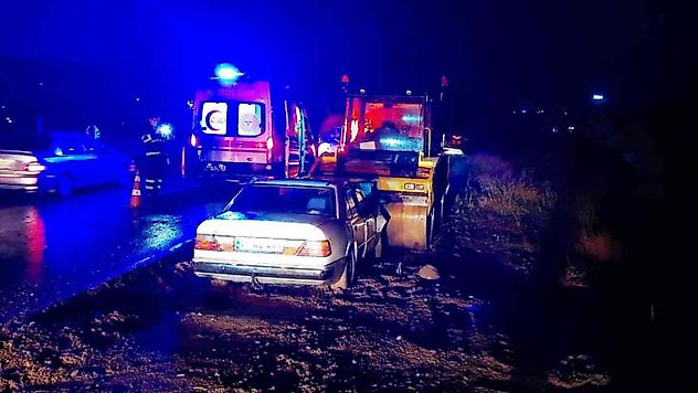 Otomobil yol kenarındaki silindir aracına çarptı: 1 yaralı