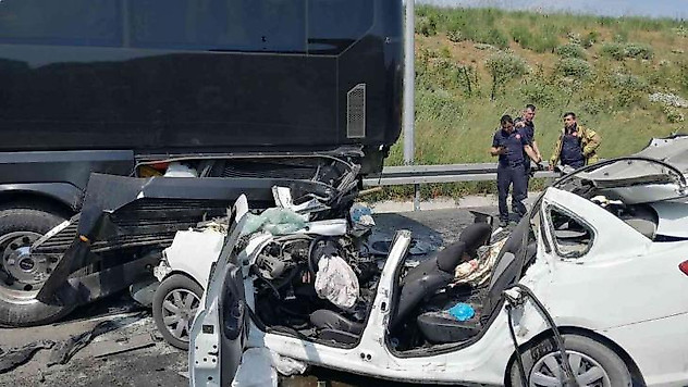 Otomobil yolcu otobüsüne çarptı: Anne öldü, baba ve oğlu ağır yaralı