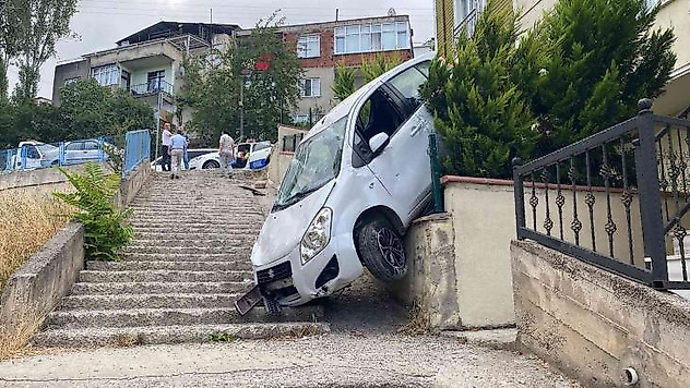 Otomobili ile merdivenlerden inen sürücü, kazayı yara almadan atlattı