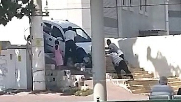 Otomobili merdivenden indirmeye çalıştı