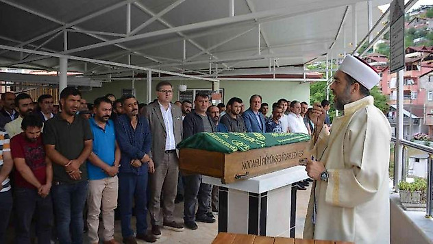 Otomobilin altında kalan 3 yaşındaki çocuk son yolculuğuna uğurlandı
