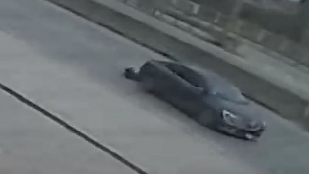 Otomobilin altında kalan köpek metrelerce sürüklendi, o anlar güvenlik kamerasına yansıdı