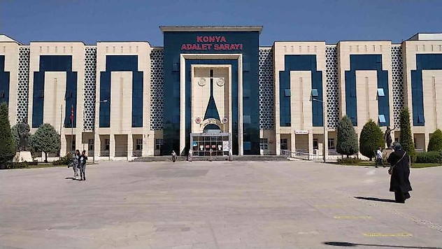 Otomobilin camını kırıp, müzik sistemi çalan 2 şüpheli tutuklandı