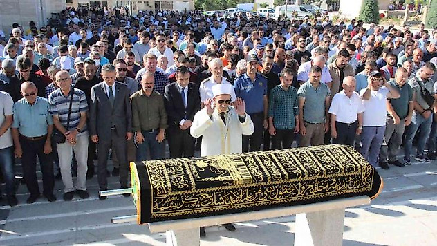 Otomobilin çarpması sonucu ölen çocuğa acı veda