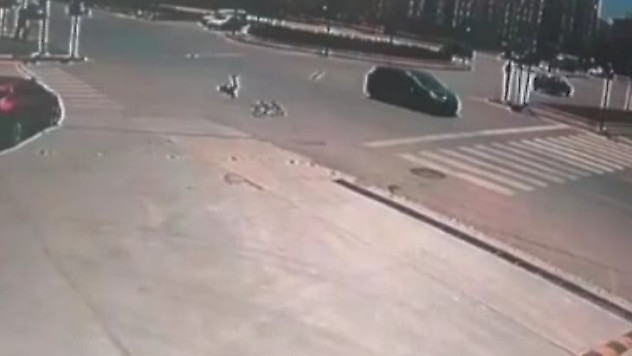Otomobilin çarptığı bisiklet sürücüsü metrelerce sürüklendi