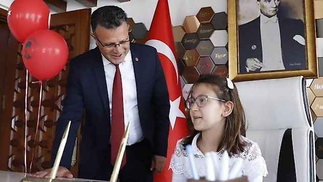 Otomobilin çarptığı Duru'ya 'başkanlık' sürprizi
