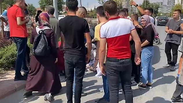 Otomobilin çarptığı yaralıya ilk müdahaleyi sağlık ocağındaki doktor yaptı