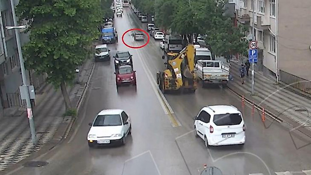 Otomobilin yayaya çarptığı anlar kameraya yansıdı