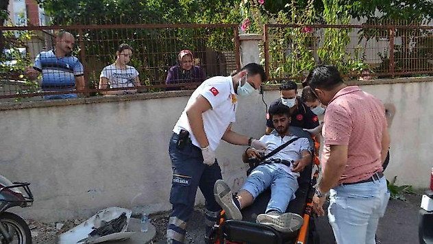 Otomobille çarpışan motosikletli kurye yaralandı