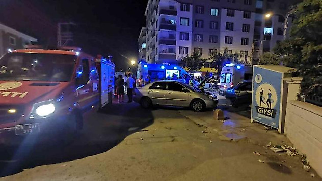 Otomobiller çarpıştı: 1'i hamile 4 yaralı