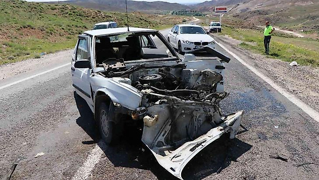 Otomobiller kafa kafaya çarpıştı: 2 yaralı