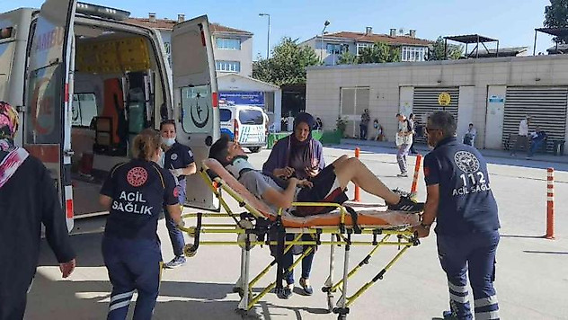 Otomobillerin çarpıştığı kaza saniye saniye kamerada