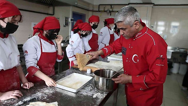 Geleceğin kadın baklava ustaları yetişiyor