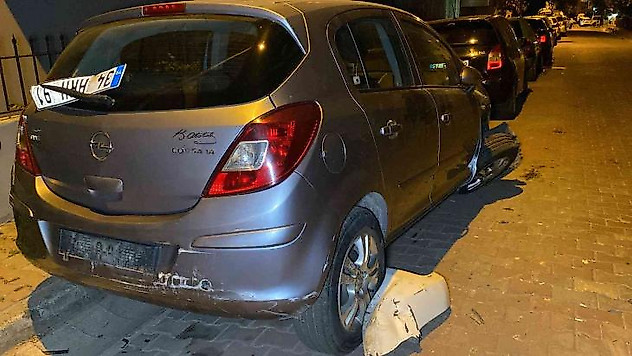 (Özel) Küçükçekmece'de polisten kaçan otomobil park halindeki araçlara çarptı