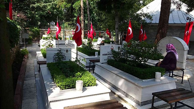 (Özel) Şehitlikte hüzünlü bayram