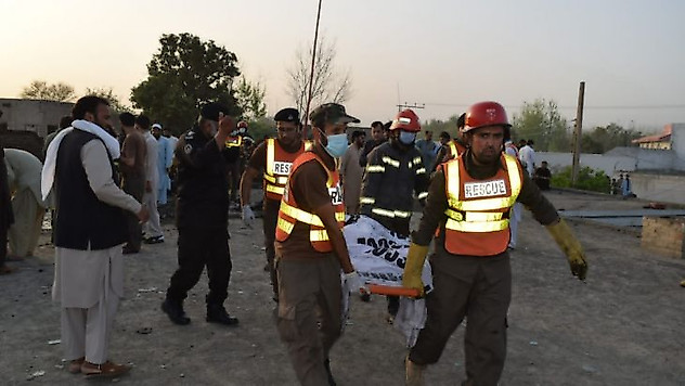Pakistan'da askeri uçak düştü: 2 ölü