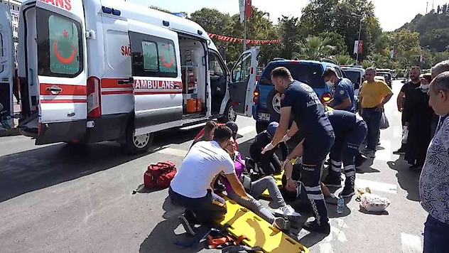 Park ederken yayalara çarptı: 2 yaralı