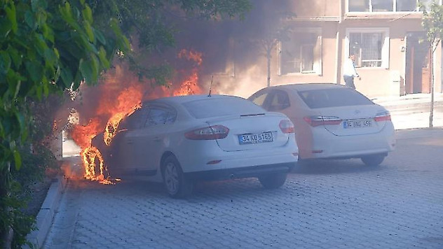 Park halindeki otomobil alev alev yandı