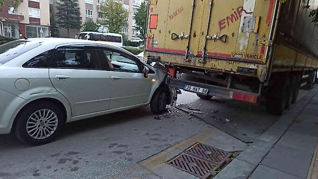Park halindeki tırın altına otomobiliyle giren sürücü ucuz kurtuldu