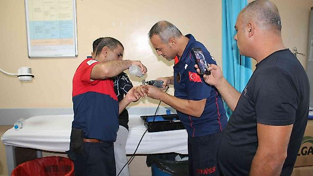 Parmağına yüzük sıkışan çocuğun imdadına sağlık çalışanları ve itfaiye ekipleri yetişti