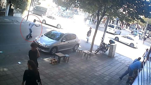 Patenci gencin otomobille çarpıştığı anlar kamerada