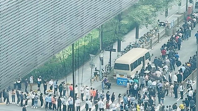 Pekin'de yeni vakalar çıktı, halk marketlere koştu