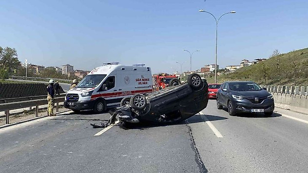 Pendik'de refüje çarpan otomobil takla attı: 1 yaralı
