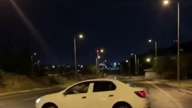 Pendik'te hem drift yaptı, hem de kayda alan arkadaşının üzerine otomobilini sürdü