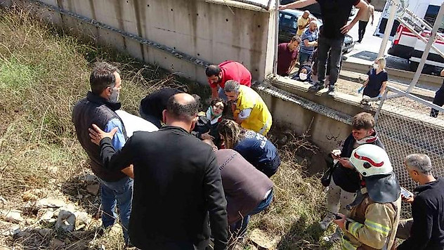 Pendik'te otomobil 3 metrelik duvarı aşıp takla attı, 2 arkadaş yaralandı