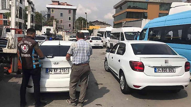 Pendik'te trafikte drift atıp aracını arkadaşının üzerine süren magandaya ceza yağdı